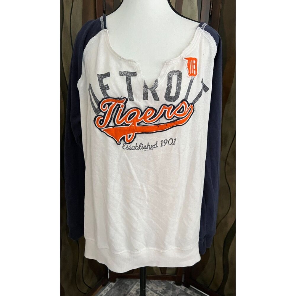 Detroit Tigers women's Carl Banks G-III 4Her shirt. Size L.